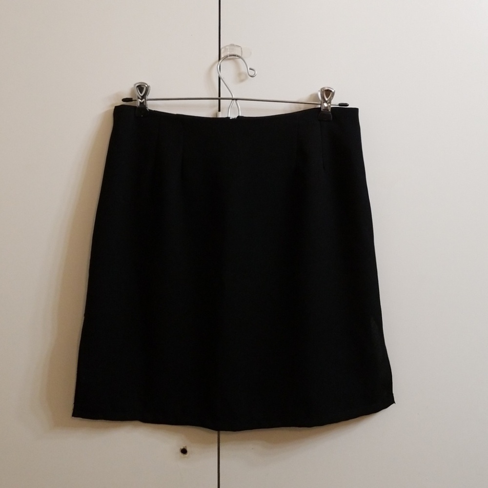 Women's fully lined black mini skirt, size 9.